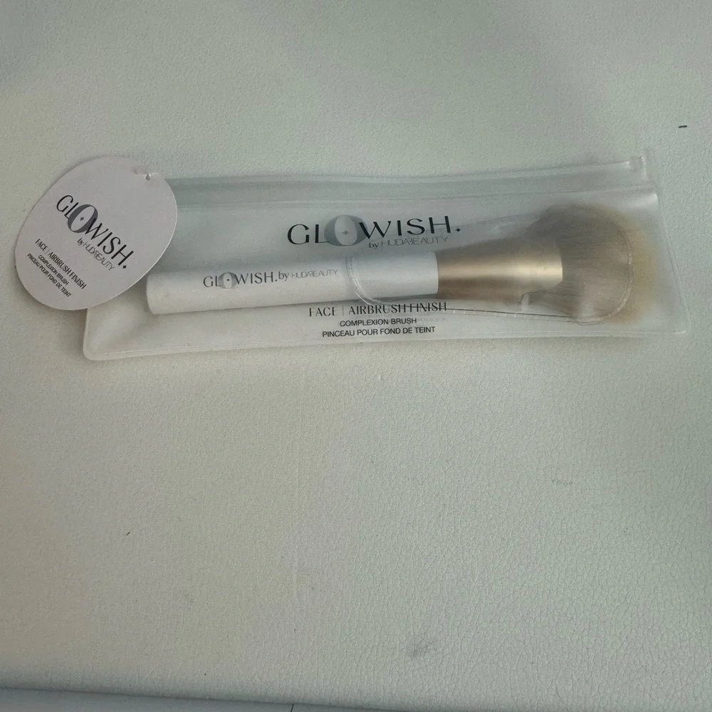 HUDA BEAUTY glOwish complexion brush